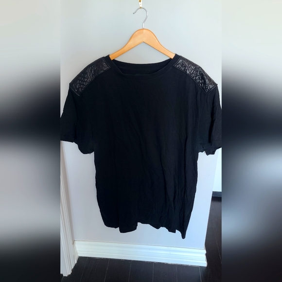 Black Akademiks Shirt with Black Shoulder Trim - Picture 1 of 3